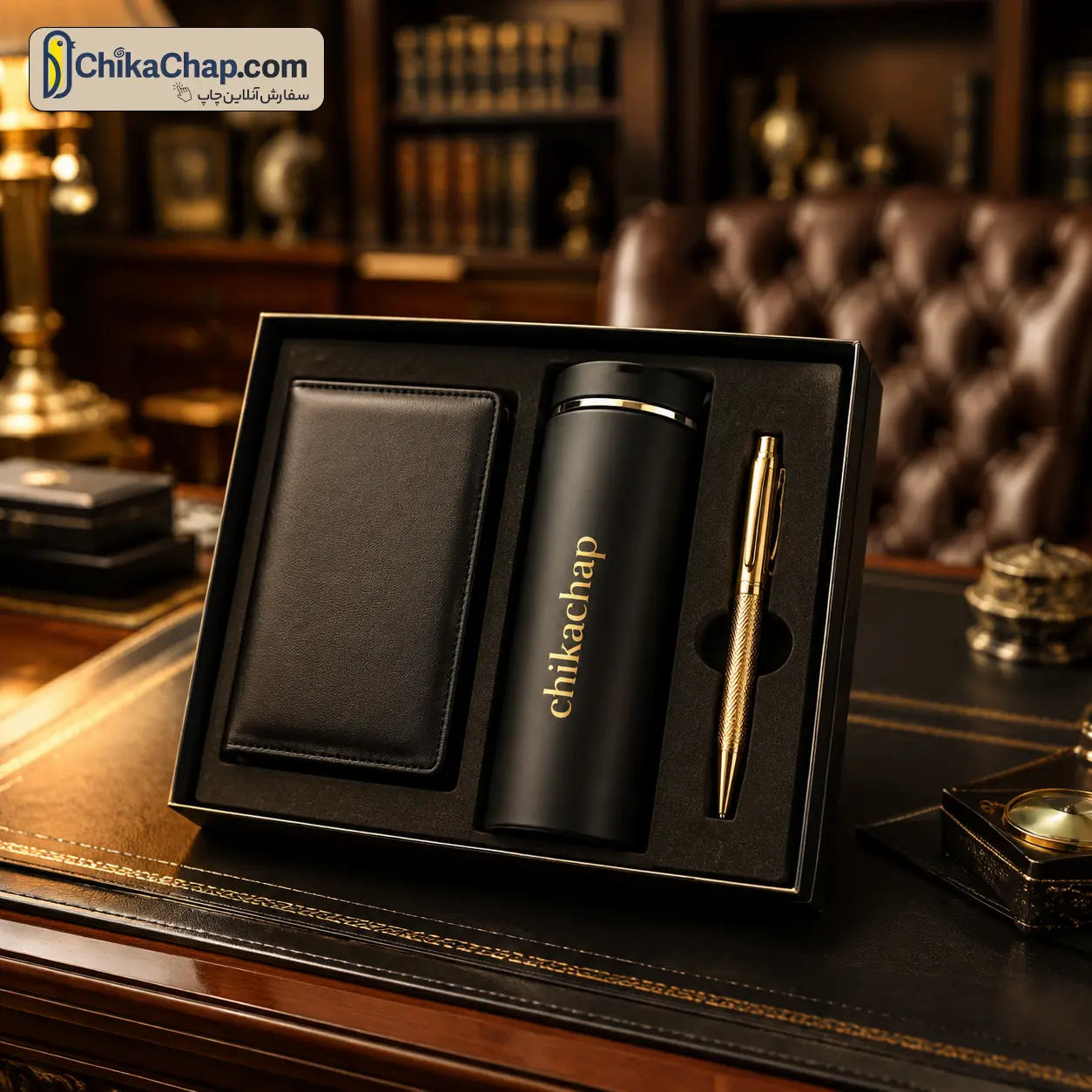 ست مدیریتی چرمی و فلاسک دماسنج&zwnj;دار چیکاچاپ روی میز چوبی کلاسیک
